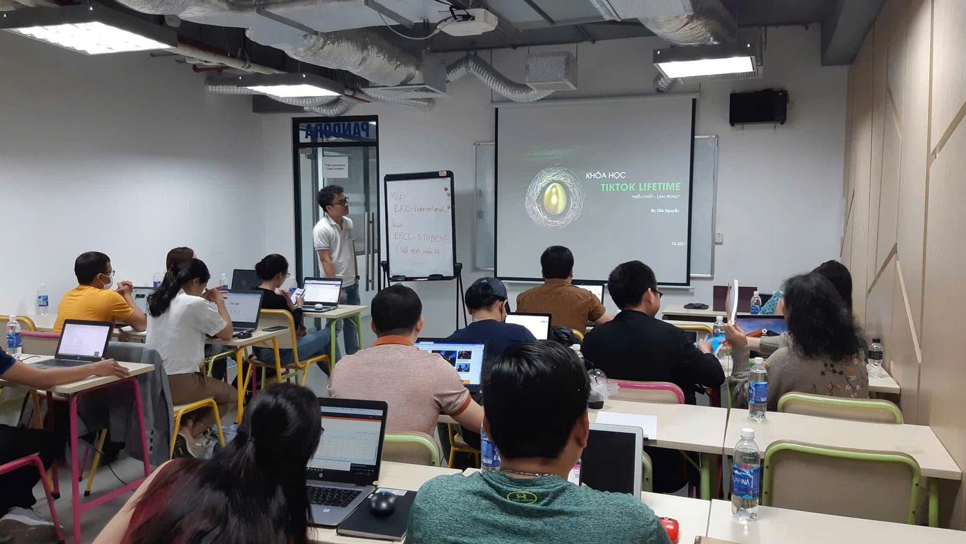 Đào tạo thực hành trên máy cho học viên