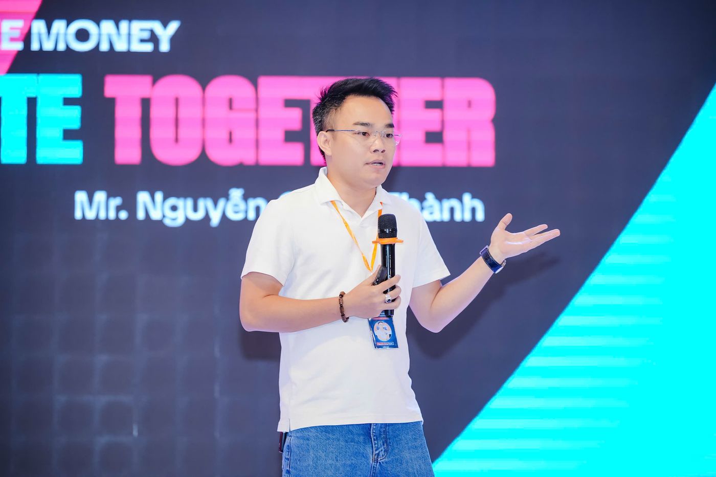 Founder chia sẻ trên sân khấu sự kiện Money Made Together
