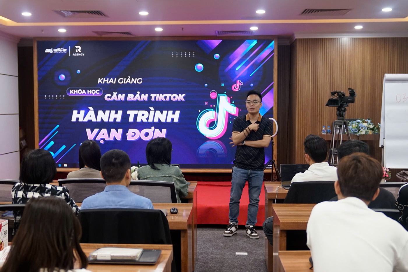 Khai giảng chương trình Cầm bản TikTok — Hành trình vạn đơn