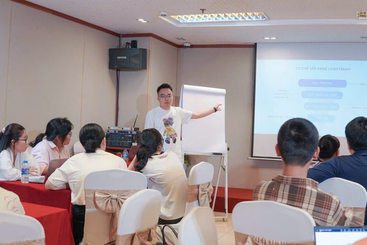 Lớp đào tạo TikTok cho chủ shop và người làm dịch vụ