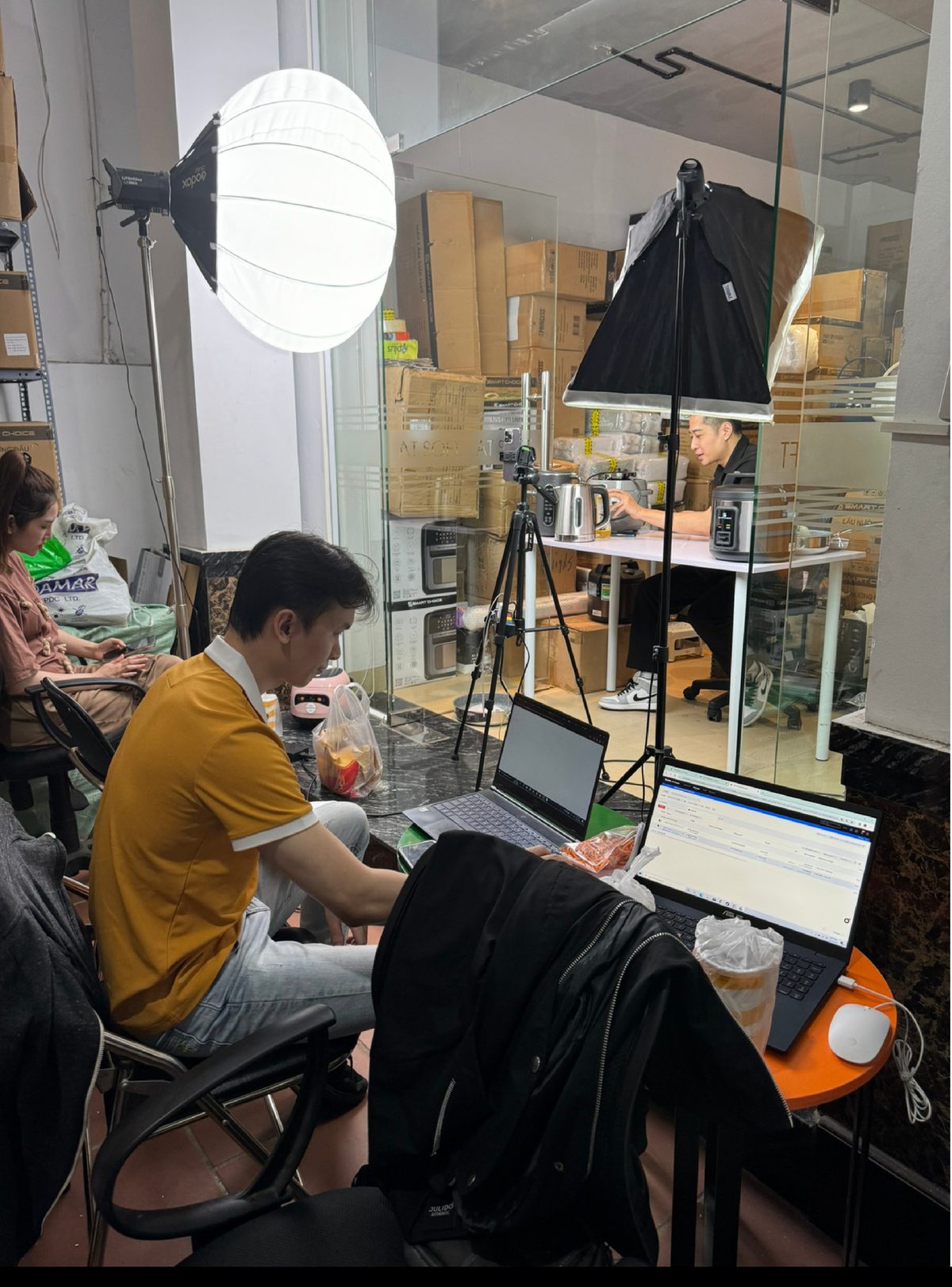 Đội ngũ vận hành livestream ngay tại kho khách hàng